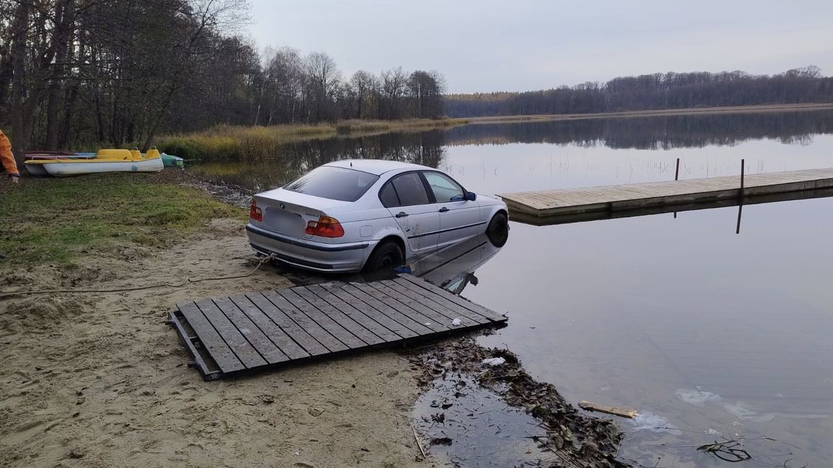 BMW w jeziorze
