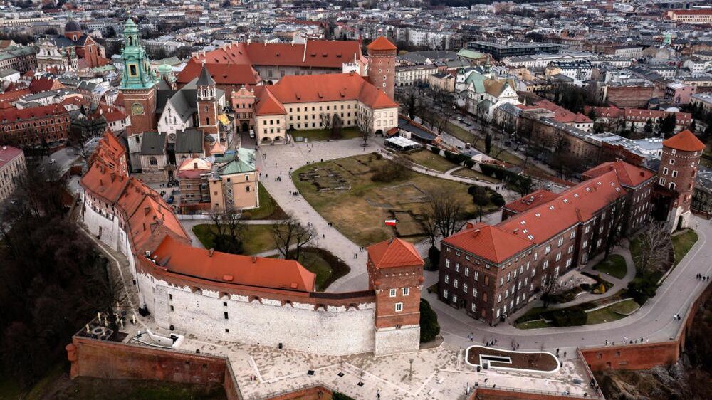 Wzg�rze WawelskieKrak�w, 12.03.2025. Zabytkowe zespo�y budowlane na Wzg�rzu Wawelskim w Krakowie, 12 bm. (doro) PAP/�ukasz G�gulski�ukasz G�gulskiarchitektura, budynek, ilustracja, Katedra na Wawelu, krajobraz, Krak�w, miasto, turystyka, wawel, zabytek, zabytki, Zamek Kr�lewski na Wawelu, zdj�cie z drona