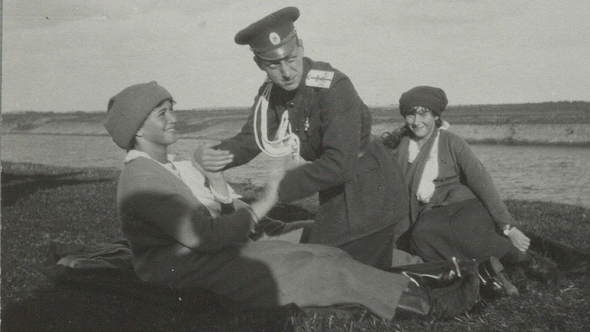 Wielki książę Dymitr z córkami Mikołaja II, Marią i Anastazją