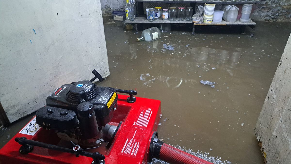 Usuwanie skutków zalanych posesji w Staroźrebach