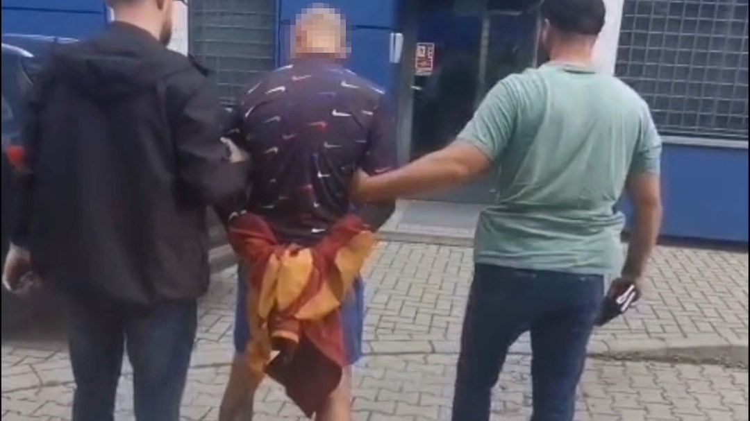 Garderoba i siekiery w rękach złodziei