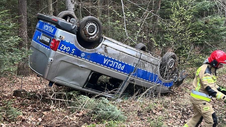 Na zdjęciu: Dachował radiowóz. Policjanci próbowali ominąć sarnę