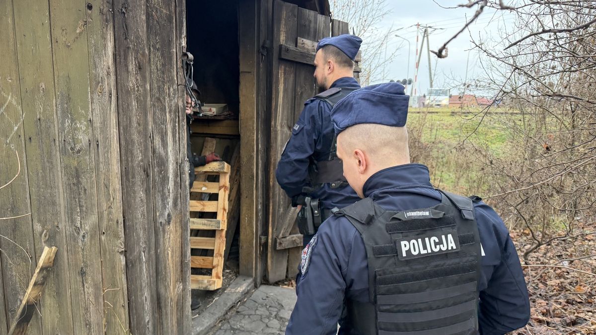 Bezdomni, zima, policja, patrole