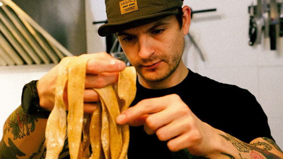 Jakub Kurowski z makaronem biang biang