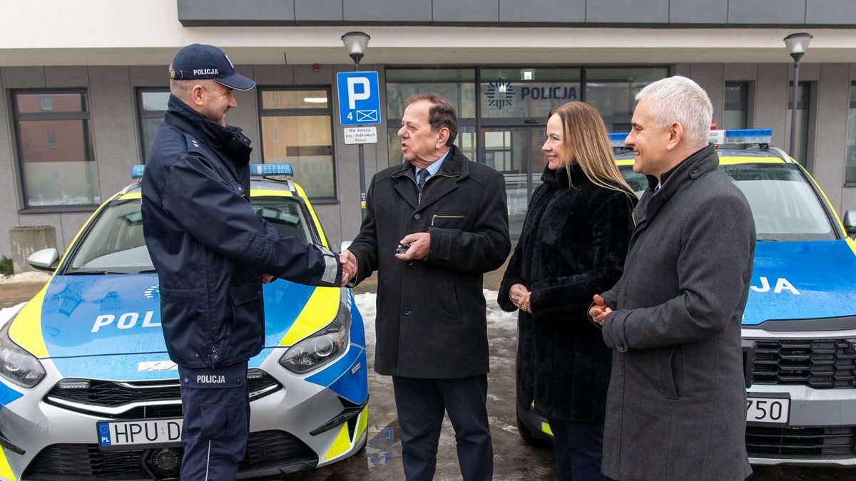 Przekazanie radiowozów przed KPP w Pile.