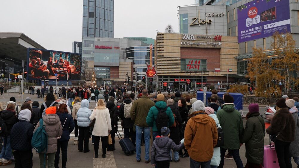 T�umy przed galeri� handlow� Z�ote Tarasy
Pawe� Supernak
bo�e narodzenie, bo�ego narodzenia, handel, handlowa, niedziela, niedzielne, zakupy, warszawie