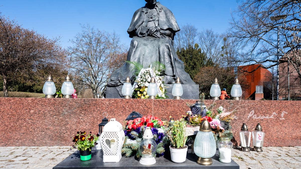 Kwiaty pod Pomnikiem Jana Pawła II