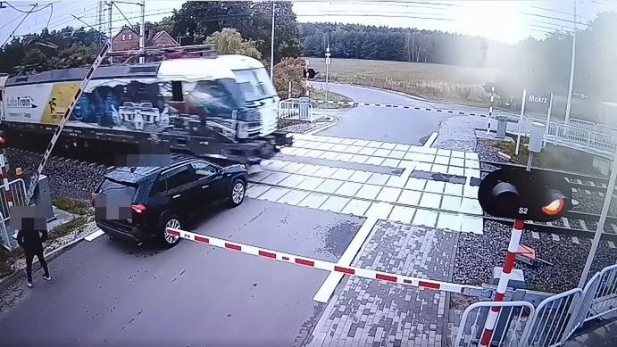 Niebezpiecznie na przejeździe kolejowym.