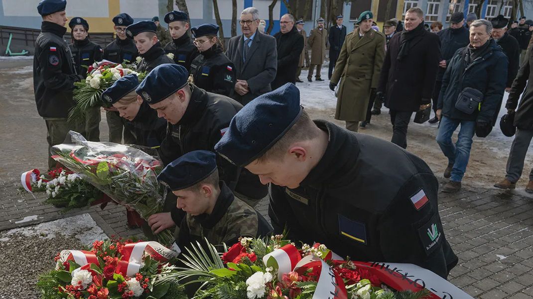 Uroczystości pod pomnikiem Sybiraka