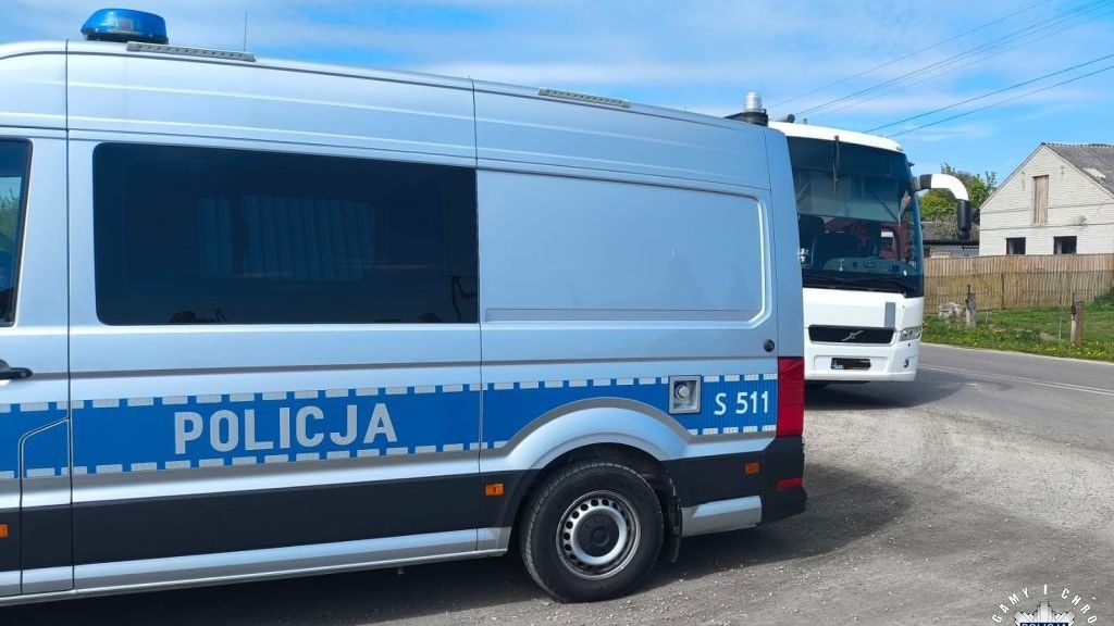 Na zdjęciu policyjny radiowóz i kontrolowany autokar