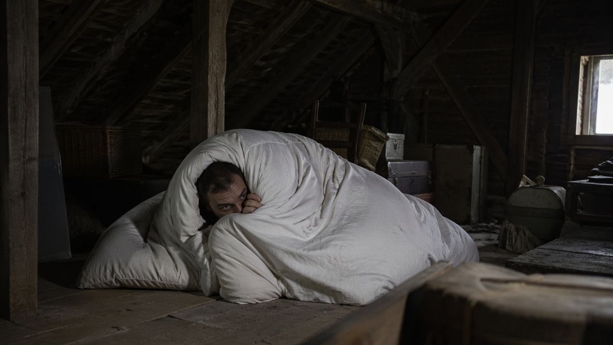 Schował się pod kołdrą na strychu