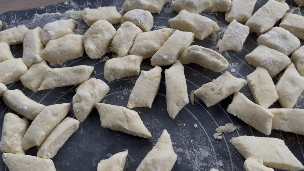 Pierogi leniwe na stolnicy