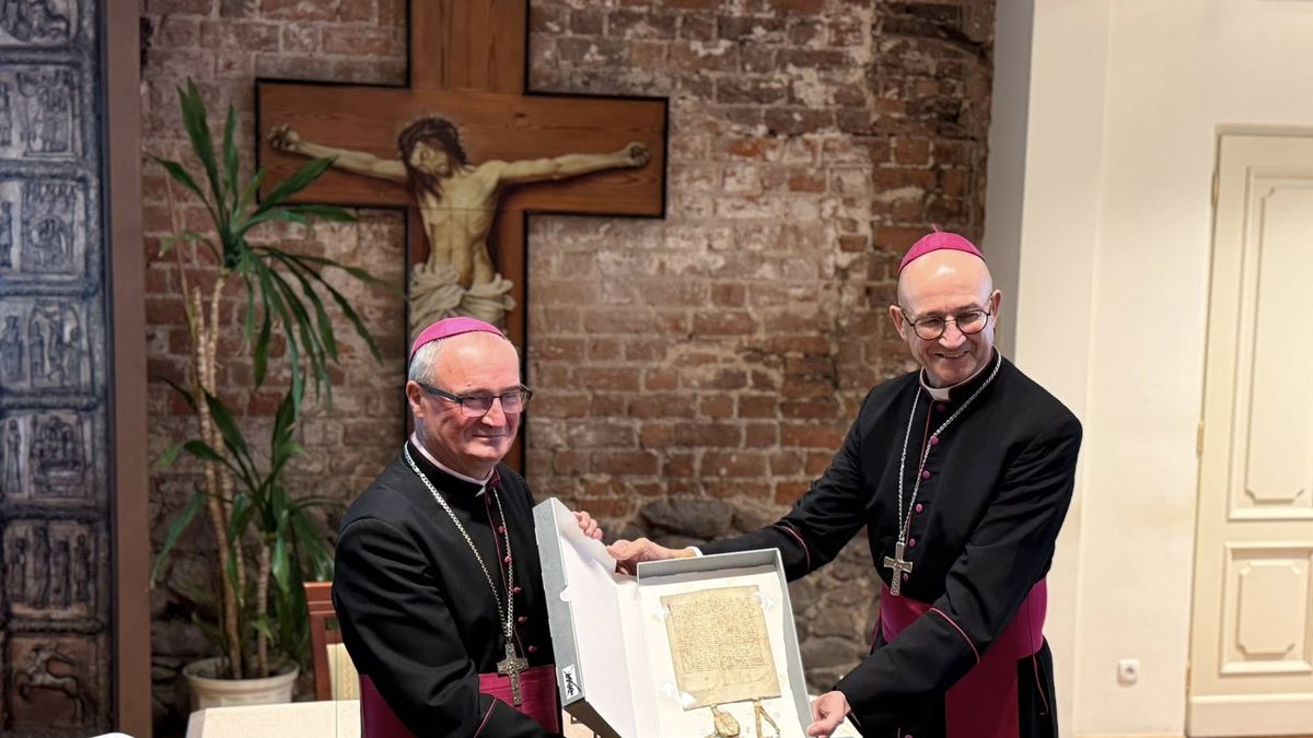 Dwa średniowieczne pergaminy wróciły do diecezji płockiej
