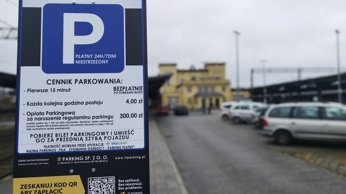 Płatny parking na dworcu PKP w Pile.