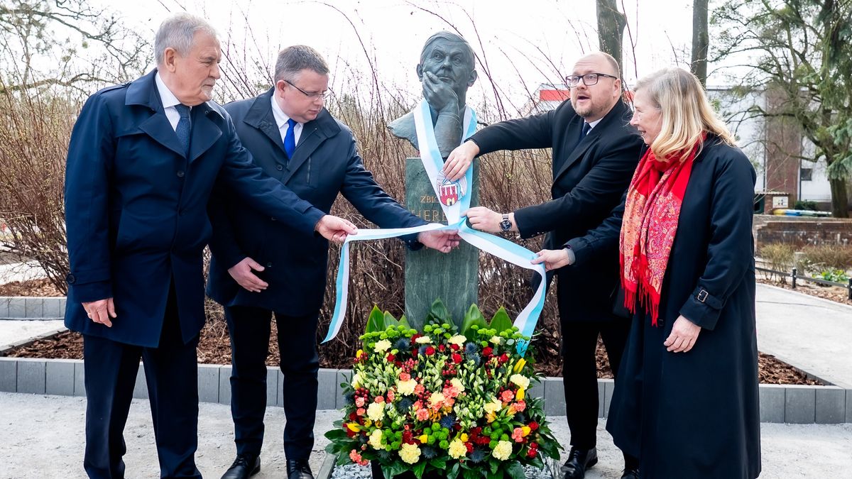 Odsłonięcie Pomnika Zbigniewa Herberta 