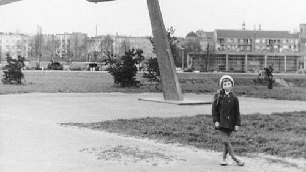 Cisza po katastrofie – zapomniana historia samolotu przy moście 