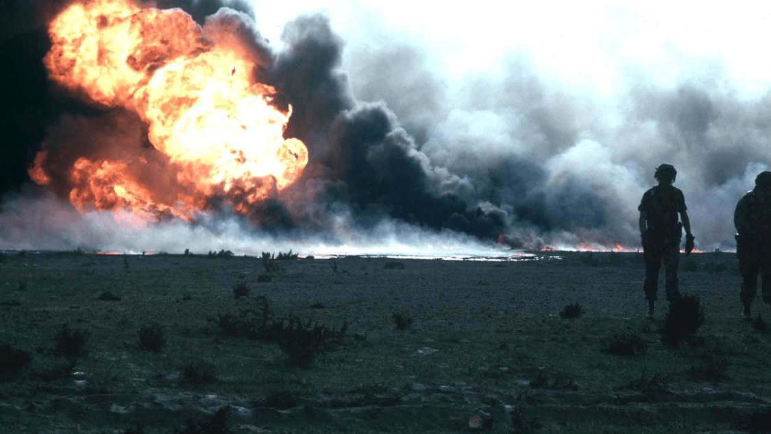 Płonące kuwejckie pola naftowe