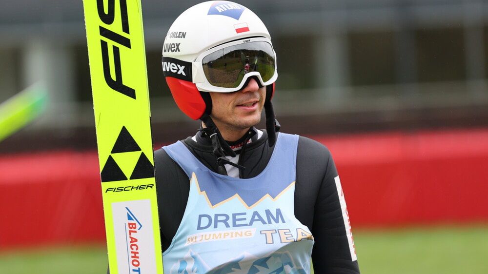 Kamil Stoch
Zakopane, 07.10.2025. Kamil Stoch podczas treningu kadry narodowej skoczk�w na Wielkiej Krokwi w Zakopanem, 7 bm. Zawodnicy reprezentancji Polski przygotowuj� si� do nowego sezonu zimowego 2025/2026. (js) PAP/Grzegorz Momot
Grzegorz Momot
kadra skoczk�w, narciarstwo klasyczne, przygotowania do nowego sezonu zimowego 2025/2026., skoki narciarskie, trening, Wielka Krokiew, Zakopane