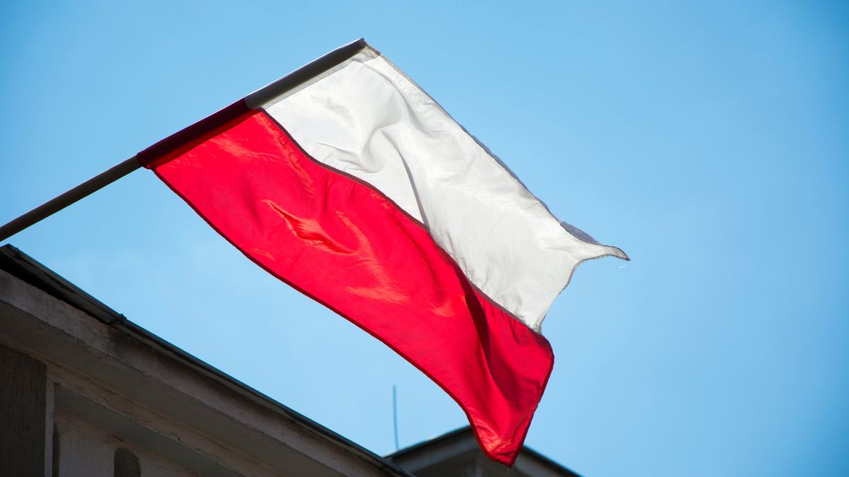 Na zdjęciu biało-czerwona flaga