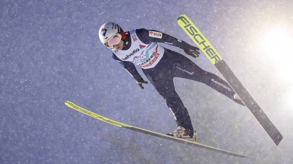 FIS Ski Jumping World Cup in Engelberg
epa11790035 Kamil Stoch from Poland in action during the Men's Large Hill HS 140 competition at the FIS Ski Jumping World Cup in Engelberg, Switzerland, 22 December 2024.  EPA/PHILIPP SCHMIDLI 
Dostawca: PAP/EPA.
PHILIPP SCHMIDLI
airborne