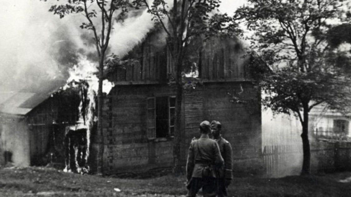 Niemieccy policjanci w płonącym Michniowie. 12 lipca 1943