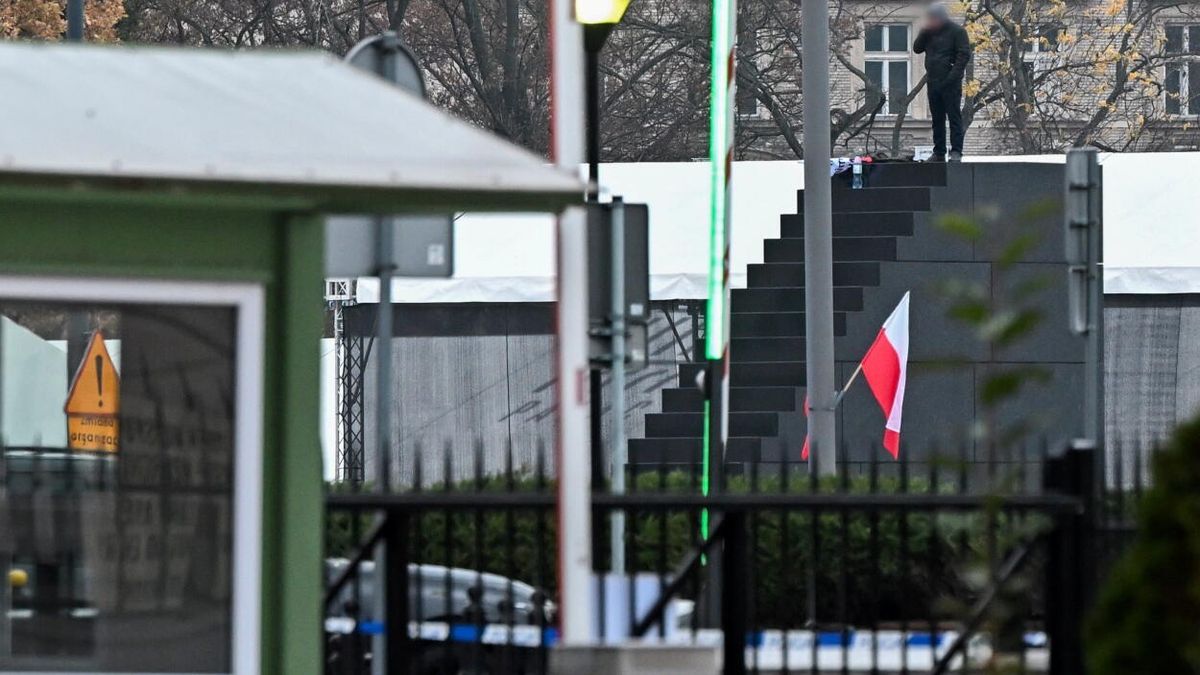 Mczyzna na pomniku Ofiar Tragedii Smole�skiej
Warszawa, 09.11.2024. M�czyzna na pomniku Ofiar Tragedii Smole�skiej na placu Pi�sudskiego w Warszawie, 9 bm. Ma ze sob� przedmiot przypominaj�cy bro�. Na miejscu pracuj� policjanci. Trwaj� dzia�ania negocjacyjne. (ad) PAP/Radek Pietruszka  ***Do tego materia�u zdj�ciowego dost�pna jest r�wnie� depesza w systemie CSI, pt.: KSP: nieznany m�czyzna wszed� na pomnik Ofiar Tragedii Smole�skiej; ma ze sob� przedmiot przypominaj�cy bro�***
Radek Pietruszka
akcja policji, blokada, incydent, Ofiar Tragedii Smole�skiej, plac Pi�sudskiego, pomnik