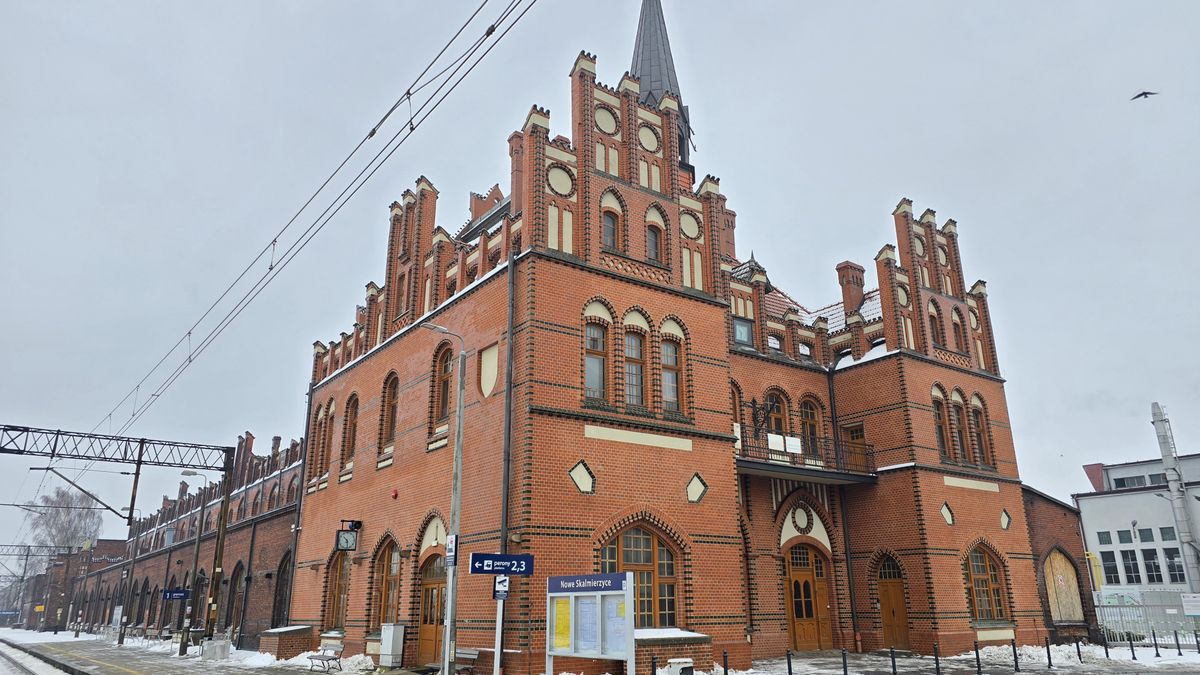 Zabytkowy dworzec w Nowych Skalmierzycach.