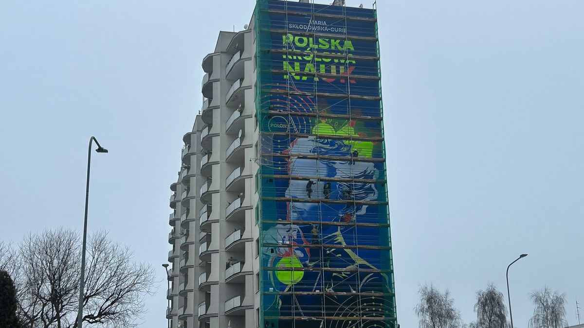 Prace nad muralem przy ul. Wyszogrodzkiej 