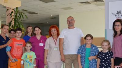 Teatr przy stoliku na Klinicznym Oddziale Dziecięcym

