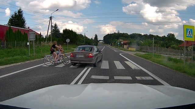 Kadr z filmu - kobiety przejeżdżają przez przejście dla pieszych