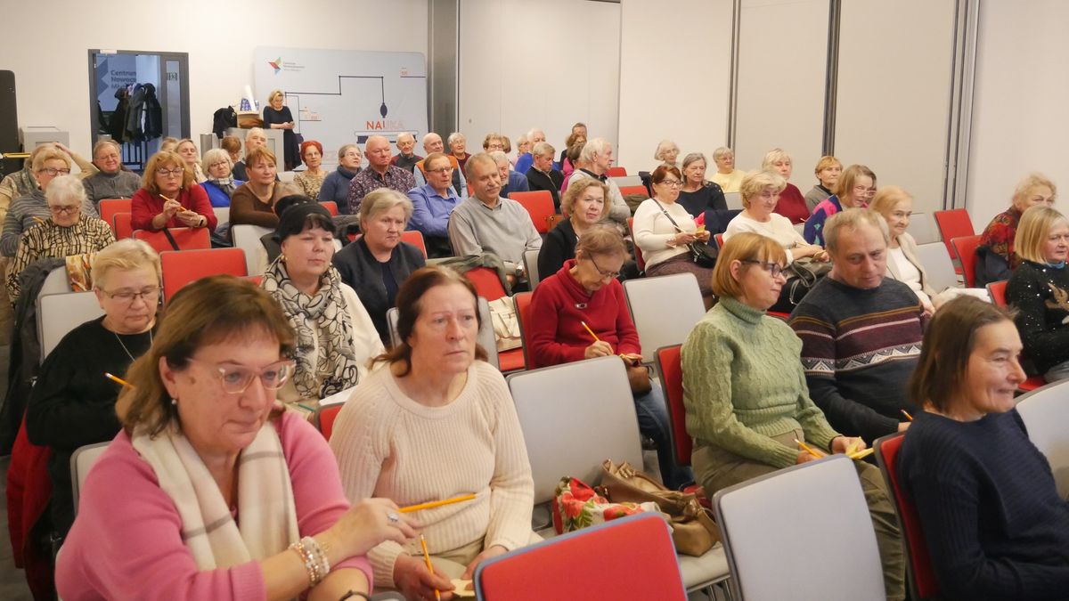 Seniorzy podczas wykładu zorganizowanego w Młynie Wiedzy