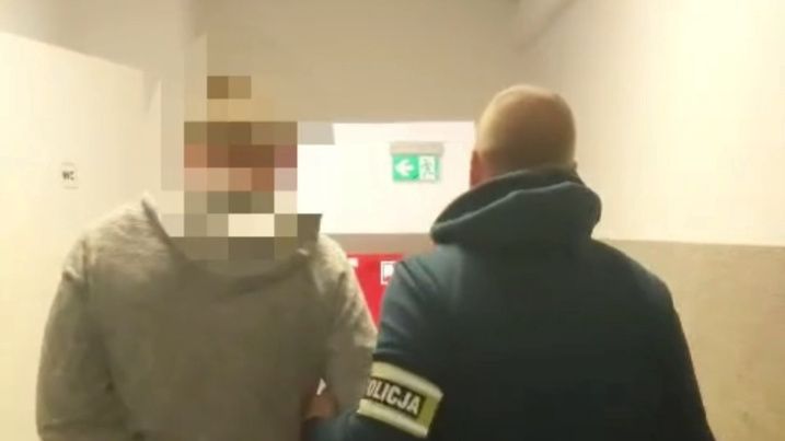 42-latek znęcał się nad rodziną. 