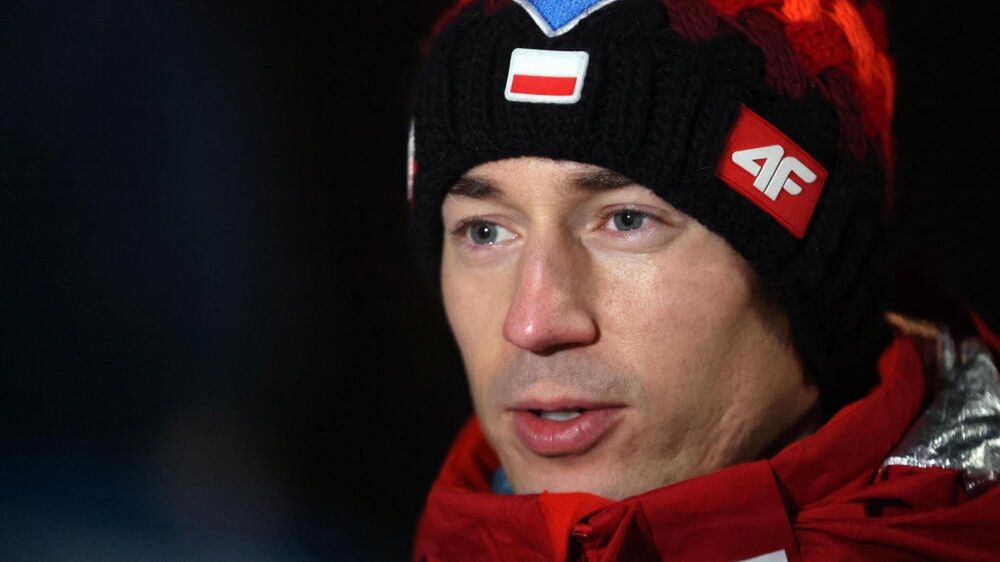 Kamil Stoch
Zakopane, 22.12.2023. Kamil Stoch udziela wypowiedzi mediom po odwo�aniu w Zakopanem, 22 bm. mistrzostw Polski w skokach narciarskich na Wielkiej Krokwi z powodu zbyt silnego wiatru. (gm/dw) PAP/Grzegorz Momot
Grzegorz Momot
mistrzostwa Polski w skokach narciarskich, MP w Zakopanem, skoczek narciarski, sport