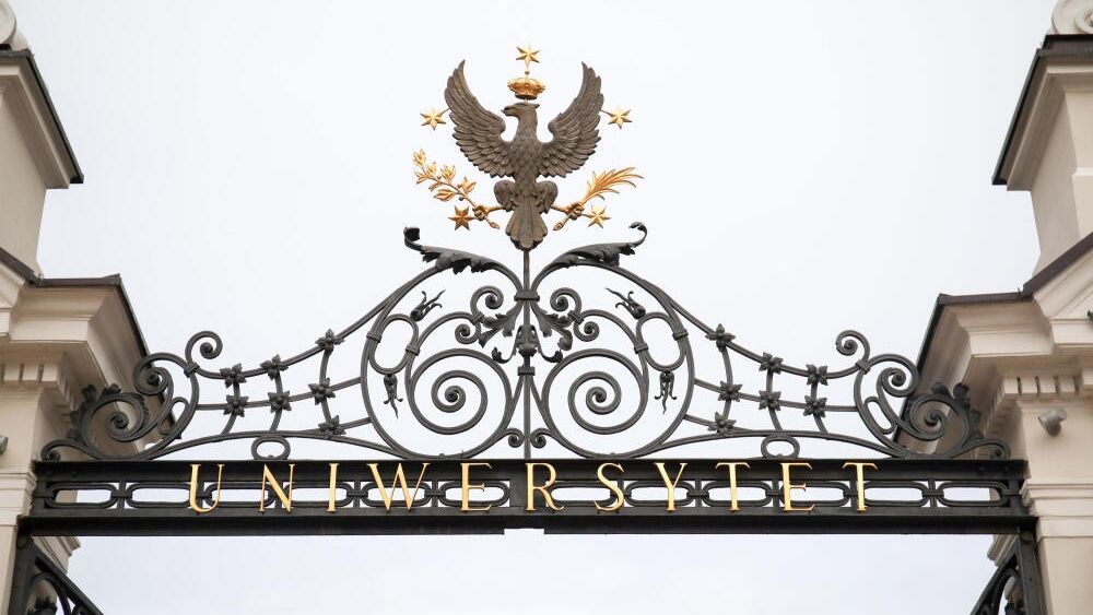 god�o uczelniWarszawa, 15.02.2024. Brama g��wna Uniwersytetu Warszawskiego, 15 bm. (az/ibor) PAP/ Albert ZawadaAlbert Zawadabudynek, ilustracja, ilustracje, uczelnia, uniwersytet, uw, zabytek