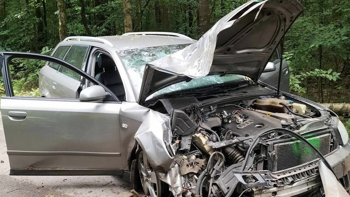 Uszkodzone audi podczas zdarzenia w Łącku 