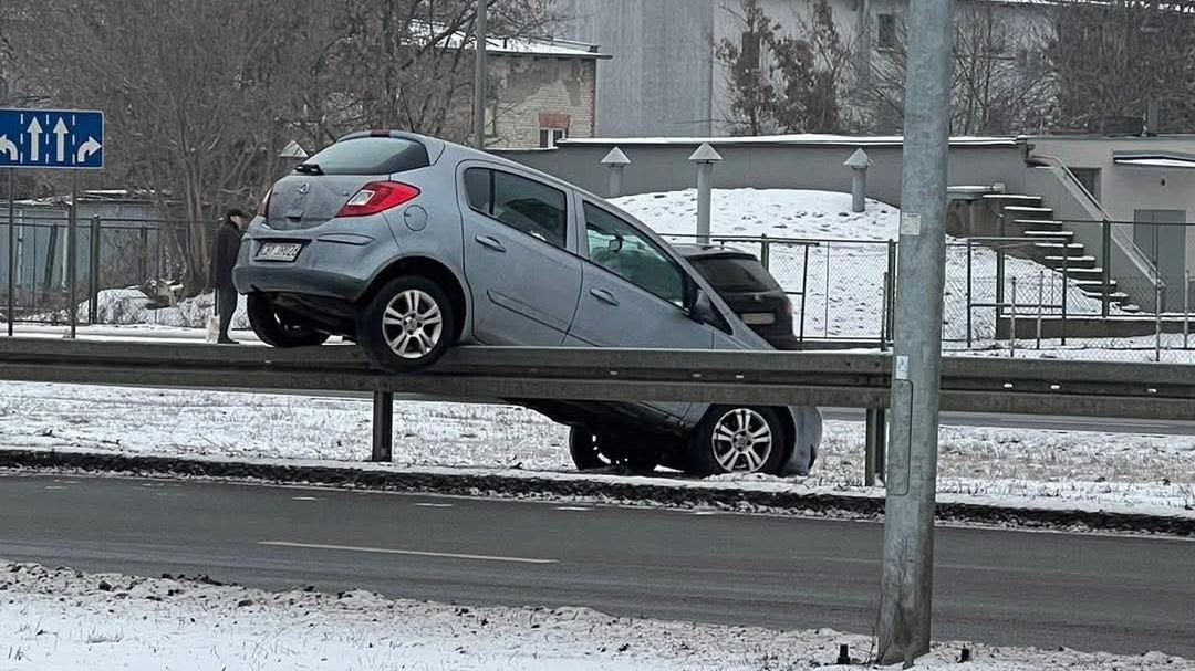 Auto zawisło na barierce