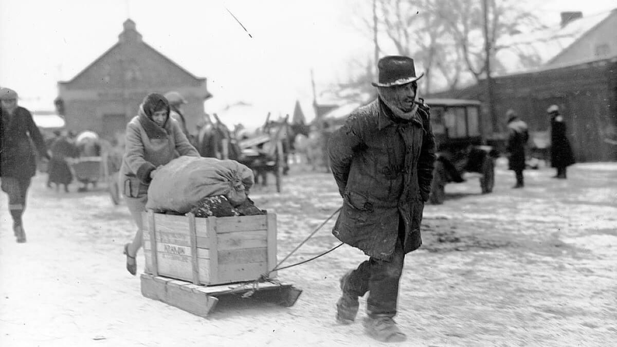 Mezczyzna-ciagnacy-sanie-z-weglem-w-Krakowie-luty-1929