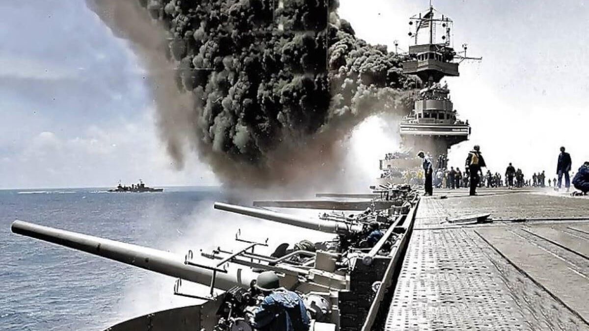 USS Yorktown podczas bitwy pod Midway