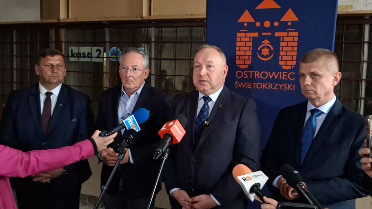 Konferencja prasowa w sprawie remontu dworca PKP w Ostrowcu Św.