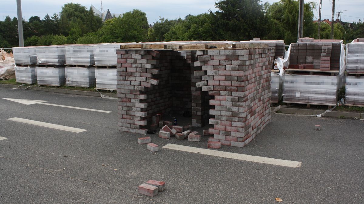 Budowali z kostki brukowej...schowek na amfetaminę