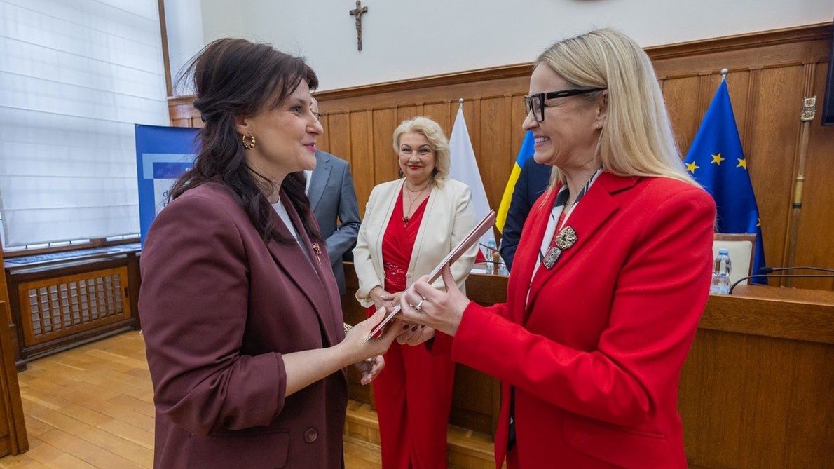 Przekazanie umowy na modernizację w szkole 