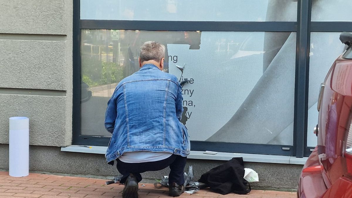 Jedni zdejmują, inni protestują przeciwko uchwale