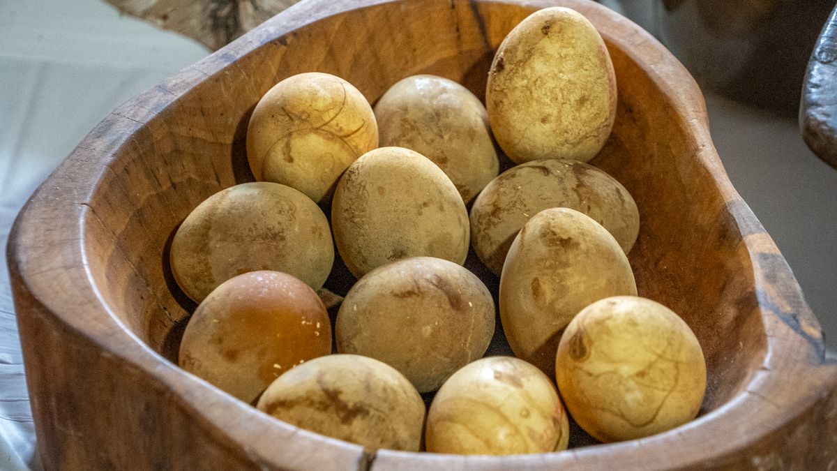 Jajka, Wielkanoc, Brązowe jajka wielkanocne farbowane w szyszkach olchy, przypominające wyglądem ziemniaki.