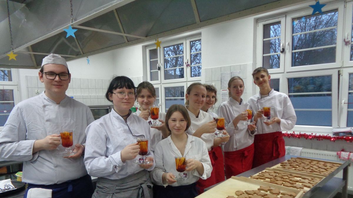 Lukrowanie pierników w ZSG w Pile. 