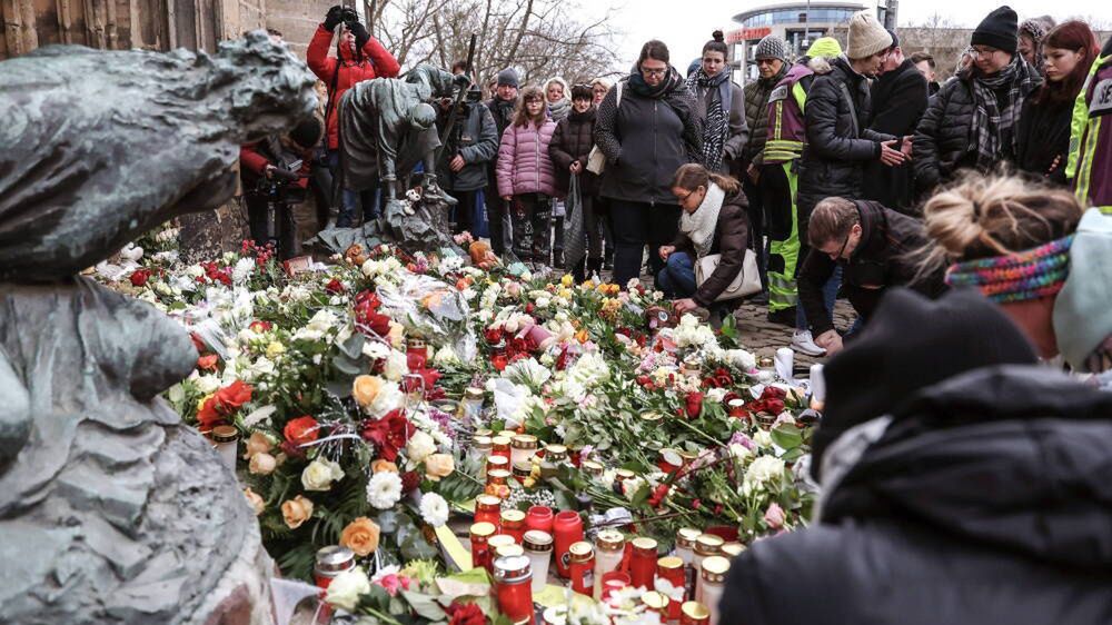 German Chancellor Scholz visits Magdeburg's Christmas market following vehicle-ramming attack
epa11788134 People lay flowers and light candles at the official mourning site in front of St. John's Church, following a vehicle-ramming attack on the Christmas market, in Magdeburg, Germany, 21 December 2024. According to Saxony-Anhalt State Premier Reiner Haseloff, five people were confirmed dead and at least 200 were injured, after a car was driven into a crowd at Magdeburg's Christmas market on 20 December. The suspect, a Saudi national, was taken into custody.  EPA/FILIP SINGER 
Dostawca: PAP/EPA.
FILIP SINGER
attack, scene, Christmas, market, people, flowers