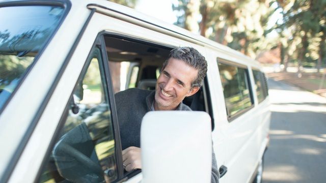 Mężczyzna w samochodzie