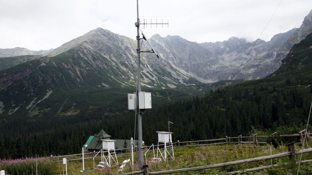 Stacja meteorologiczna w Dolinie G�sienicowej w Tatrach
Dolina G�sienicowa, 18.08.2010. Stacja meteorologiczna Polskiej Akademii Nauk w Dolinie G�sienicowej w Tatrach, 18 bm. PAP/Lech Muszy�ski
Lech Muszy�ski
atrakcja, Dolina G�sienicowa, meteorologiczna, PAN, stacja, Tatry, Tatrza�ski Park Narodowy, TPN, turystyka, wypoczynek, meteorologia, pogoda, g�ry, odpoczynek, podr�, podr�e, zwiedzanie, urlop