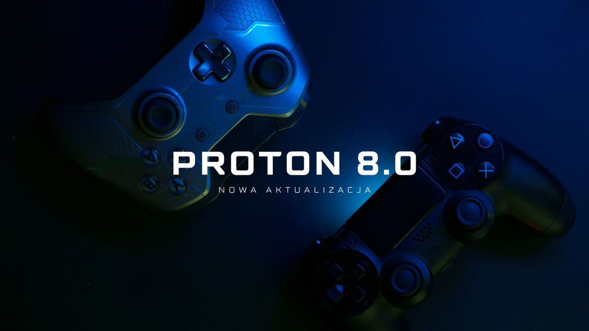 Dwa kontrolery do gier, jeden w stylu Xbox i jeden w stylu PlayStation, spoczywają na ciemnej powierzchni z niebieskim podświetleniem. Wyśrodkowany tekst brzmi PROTON 8.0, podkreślając najnowszą aktualizację Proton 8 Steam Deck z NOWA AKTUALIZACJA poniżej.