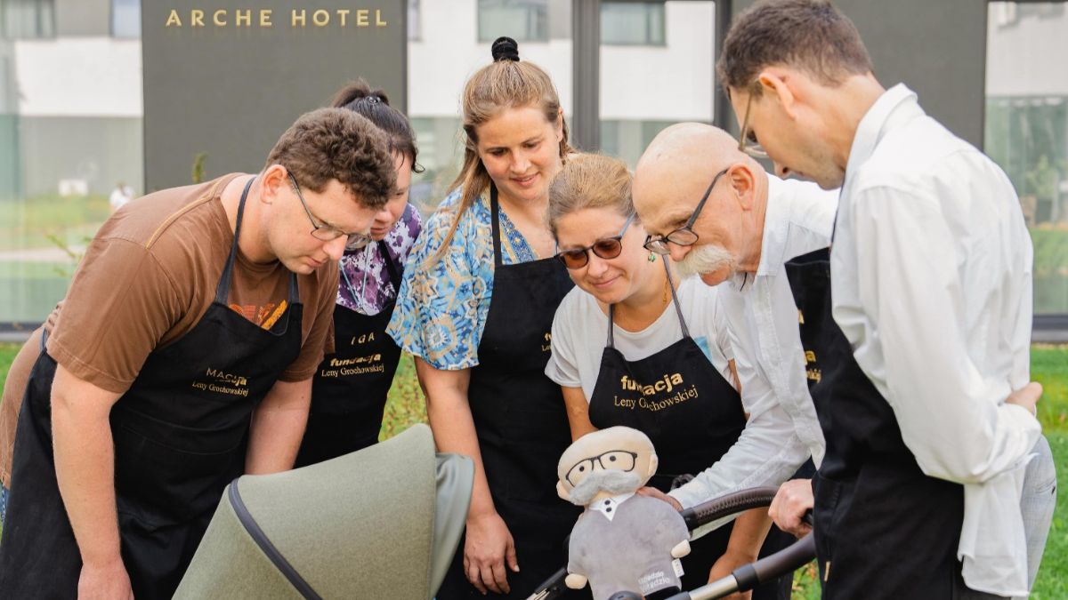 Władysław Grochowski z pracownikami Arche