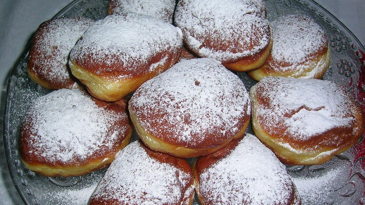 Pączki posypane cukrem pudrem